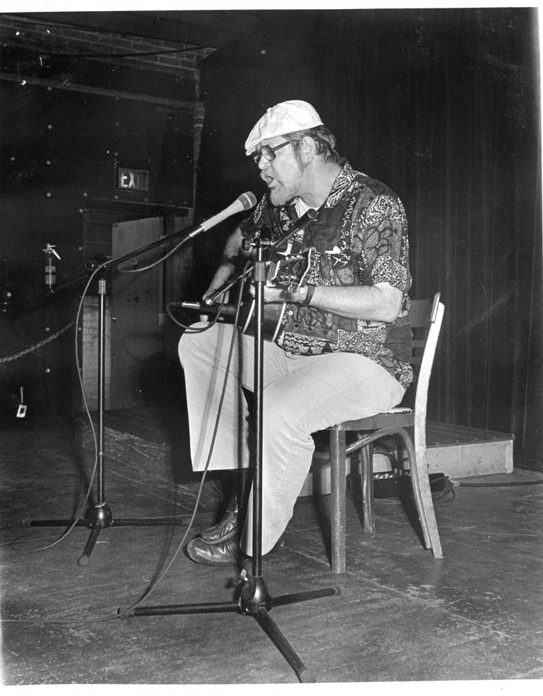 Dave Van Ronk on Alvin's stage (pic by Tony Bitonti)